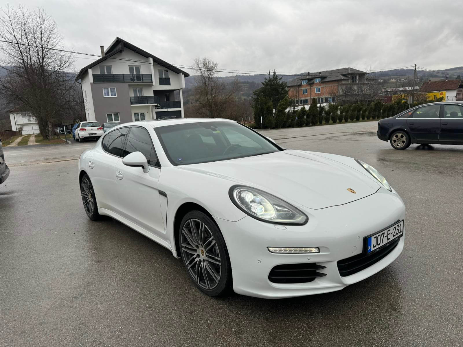 Porsche Panamera za iznajmljivanje u Sarajevu